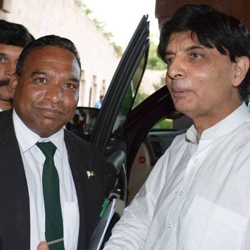 .اسلام و علیکم جناب .وزیر داخلہ چوہدری نثار علی خان ..امید واثق آپ خیریت سے ھوں گے ”میں اصغر علی مبارک . سینئر جائنٹ سیکرٹری پاکستان فیڈرل یونین آ ف جرنلسٹس دستور .چیف رپورٹر دی ڈیلی میل اسلام آباد ،کالم نگار” اندر کی بات’ وزیر داخلہ چوہدری نثار علی خان صاحب آپکی توجہ گزشتہ روز جناب کے میڈیا کو ڈیل کرنے والےافراد کی جانب سےھتک آمیز سلوک کا مظا ھرہ کرنے والے مسٹر سرفراز ،شہزاد راجو اور ایک نامعلوم شخص کی طرف مبذول کروا کر انصاف اور واقعہ کے زمہ داروں کے خلاف کاروائی کا طلب گار ھوں، آپکی پریس کانفرنس کے موقع پر ان افراد نے جناب کے حق میں لکھنے کی پاداش میں پبجاب ہاؤس میں انتہائی ھتک آمیز سلوک کا مظا ھرہ کیا.. میں باقائدگ بیٹ رپورٹرز کی حثیت میں وازرت داخلہ کور کرتا ھوں ،،جس کا ثبوت اخبارات میں شایع شدہ خبریں اور کالم ‘ اندر کی بات’ ھیں جناب آپ وزیر داخلہ چوہدری نثار علی خان کی پریس کانفرنس کے آغاز پر ھی صحافی ساتھی ناصر اقبال نے آپکے نوٹس میں بات لائی کا پریس کانفرنس سے قبل سینئر صحافیوں صالح ظافر ،سعود ساحر اور مجھ سمیت کئی صحافیوں گیٹ کے باہر روکے رکھا جناب کے نوٹس لینے کے باوجود پریس کانفرس میں مسٹر سرفراز نامی شخص نے اندر نہ آنے دیا اور گیٹ پر موجود شہزاد راجو نے نامناسب رویہ اپنایا دو گھنٹے گرمی میں انتظار کے بعد مجھ سمیت کئی جرنلسٹ واپس ہووےوزیر داخلہ چوہدری نثار علی خان کی طرف سے نوٹس نہ لینے کا مطلب ھے جناب وزیر داخلہ چوہدری نثار علی خان کا اپنا عملہ اتنا بدتمیز اور خودسر ھے جو جناب وزیر داخلہ چوہدری نثار علی خان مخالفوں کو تو پروٹوکول دیتا رھا جبکے جناب وزیر داخلہ چوہدری نثار علی خان کی محبت میں سچ لکهنے والوں کے ساتھ انتہائی ھتک آمیز سلوک سے ظاہر ھو چکا کہ ملک کا باقی نظام بھی ویسے ہی چلتا ھو ،،،،لعنت ھو اسی سیاست اور صحا فت پر ،،جہاں تجربے کار جرنلسٹ سے جناب وزیر داخلہ چوہدری نثار علی خان کی ناک کے نیچے یہ قبیح عمل دوہرایا گیا ..یقین ھے …اپ جناب کو اسے افراد کے خلاف ایکشن لینا ھو .دعا جس نے انتہائی ھتک آمیز سلوک کروایا الله اسکو اس دنیا ور آخرت میں تباہ و برباد کرے ،،امین ،، چوہدری نثار علی خان صاحب اپکا کا کہنا تھا کہآپ ہر میٹنگ میں موجود ہوتے ہیں، لیکن اہم ترین مشاورتی اجلاس میں نہیں بلایا گیا….ایسا ہی ھمارے ساتھ ھوا ٣٦ سال میں پہلی بار اس طرح کا بدسلوکی کا سامنا کرنا پڑا سینئر کے ساتھ انتہائی ھتک آمیز سلوک پر اپ نے ایکشن نہ لیا تو سمجھا جاۓ گا کہ انتہائی ھتک آمیز سلوک کا حکم جناب کی طرف سے آیا …میں پھر بھی آپکے حوالے سے اچھا لکھتا رھوں گا کیوں کہ میرا اور اپکا حلقہ ایک ہی ہیے،میں وزیر داخلہ کی پریس کانفرنس نہیں بلکے جناب چوہدری نثار علی خان کی تاریخی پریس کانفرنس کے لیے آیا تھا میرا نام ھر بار لسٹ میں شامل رھا اور آج کس نے نکالا یس کی تحقیق ہونی چاھے ورنہ میں خود اسی جگہ احتجاج برپا کروں گا جہاں انتہائی ھتک آمیز سلوک کیا گیا اور پی آئ ڈی کے ذمہ دار افسر کی مداخلت پر بھی پریس کانفرنس میں نہ جانے دیا گیا جو کے ایک جرنلسٹ کا آئینی حق بھی تھا ،جناب میں خود سینئر جائنٹ سیکرٹری پاکستان فیڈرل یونین آ ف جرنلسٹس دستور بھی ھوں اور معاملہ پاکستان بھر میں اٹھانے کا حق محفوظ رکھتا ھوں … آپ ایک بااصول ،ذمہ دار سخصیت ھیں ،،،اللہ اپکا حامی و ناصر ھو ،،امین ،،دعا گو ..اصغر علی مبارک . سینئر جائنٹ سیکرٹری پاکستان فیڈرل یونین آ ف جرنلسٹس دستور .چیف رپورٹر دی ڈیلی میل اسلام آباد ،کالم نگار” اندر کی بات”