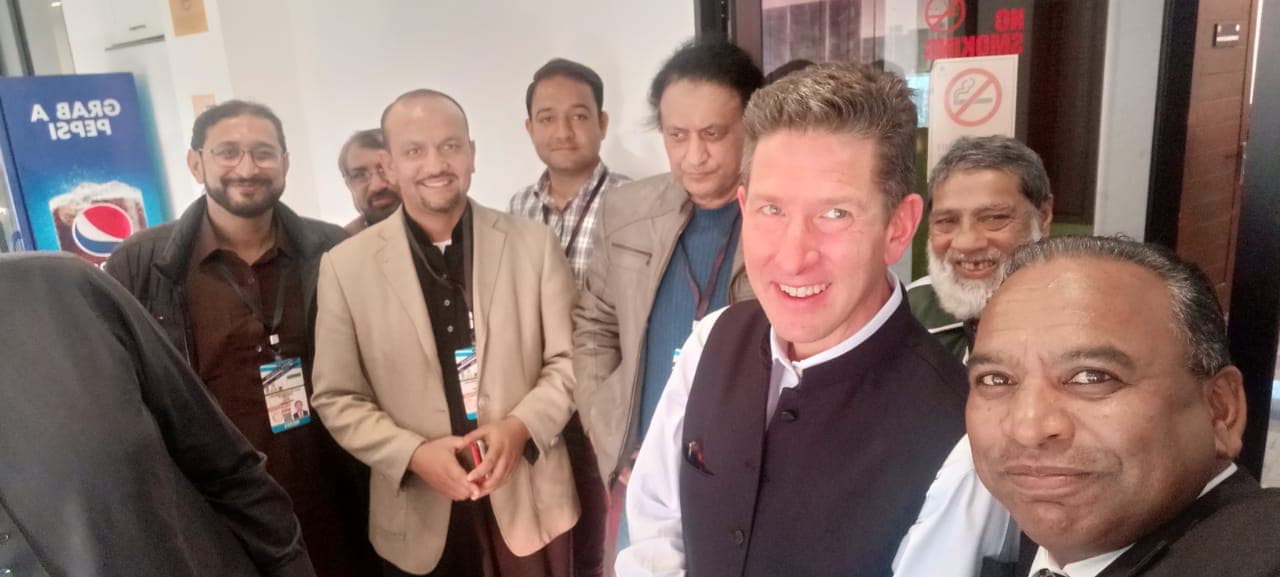 British High Commissioner praised Pakistan’s excellent hospitality in a short talk at the Pindi Cricket StadiumAsghar Ali MubarakRawalpindi ;The British High Commissioner in Pakistan visited the media center on the second day of the Pakistan vs England Test match, in a brief conversation at the Pindi Cricket Stadium, praised Pakistan’s excellent hospitality and said that the English team’s excellent hospitality is commendable. The British High Commissioner said that “excellent security is being provided in Pakistan.” He surprised the people present by speaking in Urdu, Punjabi and Pothohari languages. He took a selfie with the journalist.