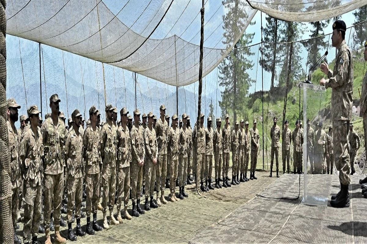 Eid-ul-Adha; Field Marshal Syed Asim Munir visits frontlines on Line of Control, celebrates Eid with soldiers ..….(Asghar Ali Mubarak)عیدالاضحیٰ;فیلڈ مارشل سید عاصم منیر کا پر لائن آف کنٹرول پر اگلے مورچوں کا دورہ، جوانوں کیساتھ عید منائی ..