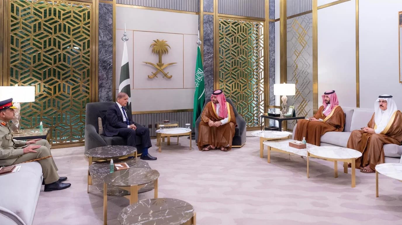 Prime Minister and Field Marshal meet Saudi Crown Prince; Agree to expand bilateral cooperation وزیراعظم اور فیلڈ مارشل کی سعودی ولی عہد سے ملاقات؛ دوطرفہ تعاون کو وسعت دینے پر اتفاق