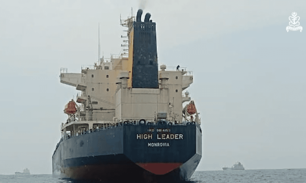 Pakistan Navy conducts successful rescue operation to rescue injured Indian crew at sea پاک بحریہ کا سمندر میں زخمی بھارتی عملے کو بچانے کے لئے کامیاب ریسکیو آپریشن