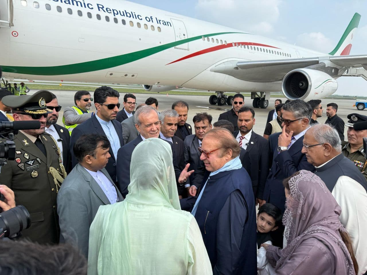 . ایرانی صدر کا تاریخی دورہ مہمان نوازی پر پاکستان سے اظہار تشکرIranian President expresses gratitude to Pakistan for historic visit and hospitalityرئیس جمهور ایران از پاکستان به خاطر سفر تاریخی و مهمان نوازی ابراز قدردانی کرد…….…