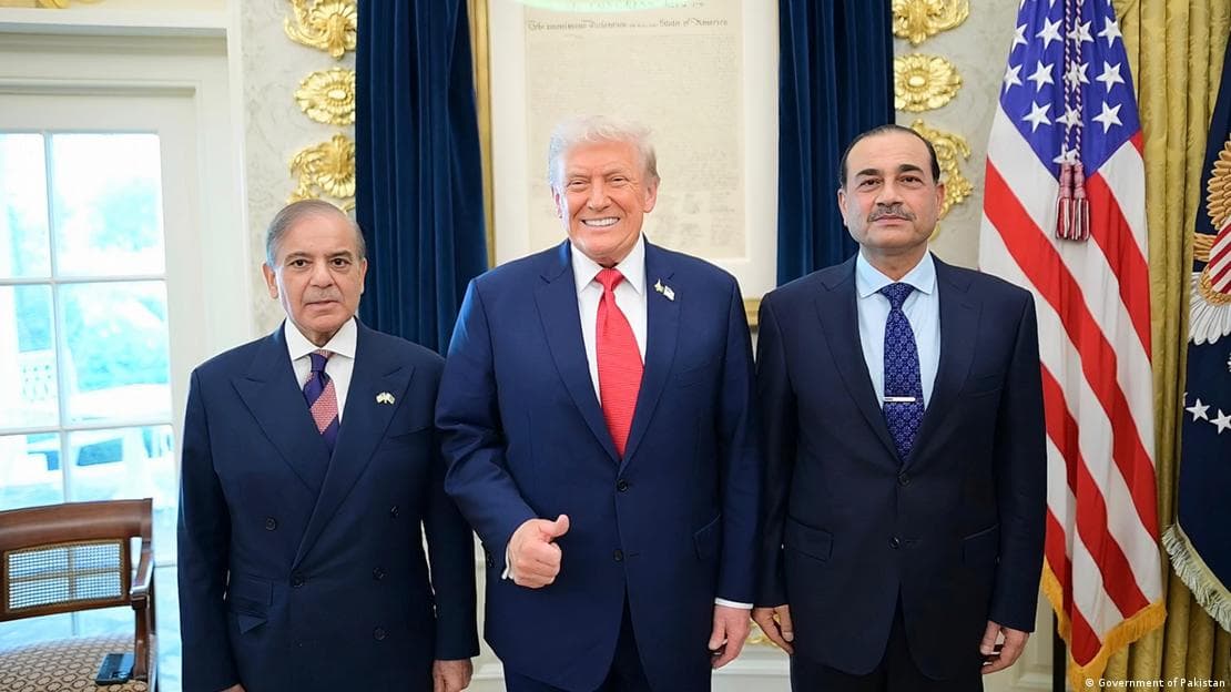 امریکی صدر عالمی امن کیلئے پاکستانی عسکری, سیاسی قیادت کے کردار کے معترف…US President recognizes the role of Pakistani military and political leadership for world peace…أقرّ الرئيس الأمريكي بدور القيادة العسكرية والسياسية الباكستانية في تحقيق السلام العالميPresiden AS mengakui peran kepemimpinan militer dan politik Pakistan untuk perdamaian dunia