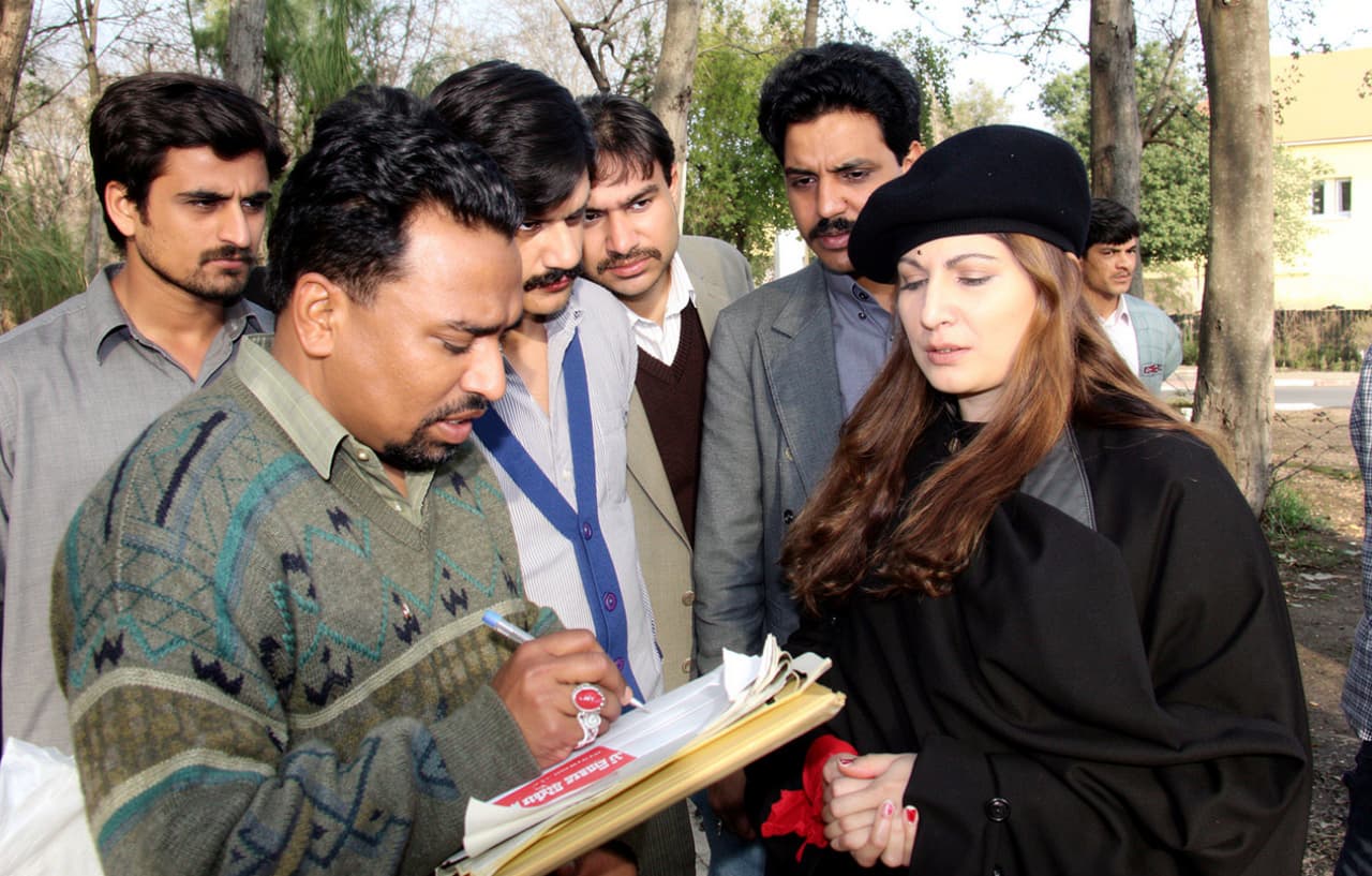وزیر اعلیٰ پنجاب مریم نواز نے پنجاب کی فلم انڈسٹری کو زندہ کرنے کے لیے ایک نئے اقدام کا اعلان کر دیا، صائمہ نور کا اصغر علی مبارک کو مارگلہ کے جنگلات میں 1997 میں فلم ’’ڈکو رانی‘‘ کی شوٹنگ کے دوران دیا گیا انٹرویو فلمی تاریخ کا یادگار لمحہ ۔Chief Minister of Punjab Maryam Nawaz has announced a new initiative to revitalize Punjab’s film industry, interview, given by Saima Noor to Asghar Ali Mubarak in the forests of Margalla during the shooting of the film 1997″Dako Rani,” is a memorable moment in film history.
